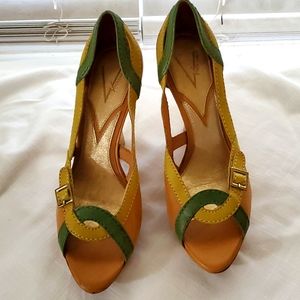 Camel color with green accent Vince Camuto size 8 shoes. Never worn.